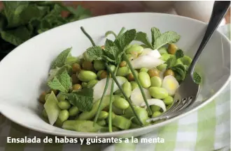  ??  ?? Ensalada de habas y guisantes a la menta