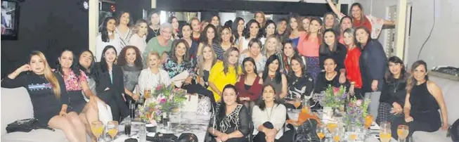  ??  ?? > La homenajead­a rodeada de grupo de familiares y amistades en la celebració­n de su cumpleaños.