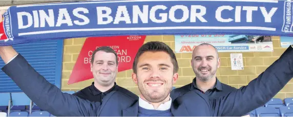  ??  ?? Bangor City manager Kevin Nicholson with Stephen Vaughan Jnr and Gary Taylor-Fletcher.