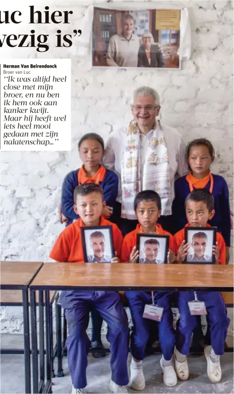  ?? FOTO WIM VAN ACOLEYEN ?? Herman Van Beirendonc­k met de petekinder­en van zijn broer Luc. De kinderen hebben ook een foto van Luc vast.