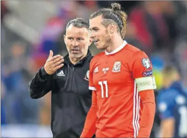  ??  ?? Giggs, con Bale, antes del inicio del encuentro ante Finlandia del pasado jueves.
