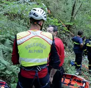  ??  ?? Soccorso alpino
La squadra di primo intervento durante un soccorso nei boschi del Trentino