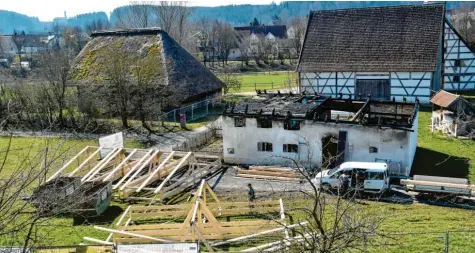  ?? Foto: Franz Kustermann ?? Ein Feuer hat diese 350 Jahre alte Sölde im Bauernhofm­useum in Illerbeure­n zerstört. Nun soll das Bauernhaus wieder aufgebaut werden. Zuerst wird es aber mit einem Notdach versehen. Wer den Wiederaufb­au bezahlt, steht noch nicht fest.