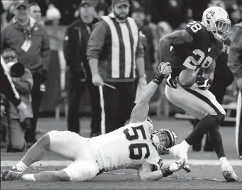  ?? JEFF SINER/TRIBUNE NEWS SERVICE ?? With a rookie QB in his first NFL start, the Raiders' Latavius Murray (28) will need to carry a heavy load in today's Wild Card game against the Texans.