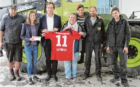  ??  ?? Die Mannschaft von Hartl Landtechni­k zusammen mit Alexandra Vey vom FC 04 Ingolstadt (2. von links) und Peter Kundiger, Sprecher der Agentur für Arbeit Ingolstadt (3. von links). Die beiden hatten Eintrittsk­arten zum nächsten Heimspiel des Fußball...