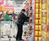  ?? PHOTO: ITUMELENG ENGLISH ?? Shoppers at the Pick n Pay Hypermarke­t. The CPI has risen by 1 percent to reach 5.4 percent in May.