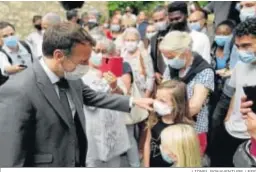  ?? LIONEL BONAVENTUR­E / EFE ?? Macron saluda a los residentes en su visita ayer a Saint-Cirq-Lapopie.