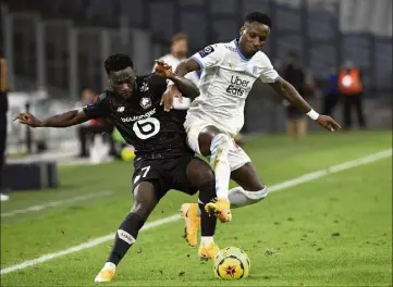  ?? (Photo AFP) ?? Bouna Sarr (OM) et Jonathan Bamba à la lutte : l’OM est passé proche de la correction­nelle.