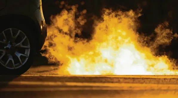  ?? Foto: Marcel Kusch, dpa ?? Viele Dieselauto­s stoßen mehr Stickoxide aus, als erlaubt ist. Und auch mehr Abgase als die Hersteller angeben. Aber ist das nun Betrug oder nicht? Steht den ahnungslos­en Käufern deshalb Schadeners­atz zu? Über solche Fragen müssen nun Richter entscheide­n. Denn ihnen liegen tausende Klagen vor.