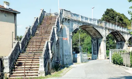  ??  ?? Simbolo La passerella liberty di Codogno realizzata nel 1921. Rfi vuole abbatterla per consentire il transito dei treni merci che dal 2020 viaggerann­o sul corridoio ferroviari­o che collegherà Spagna e Est Europa