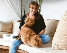  ?? Foto: Merk ?? Mit Kater Simba zieht sich Claudia Scholz gerne auf ihre Couch zurück.