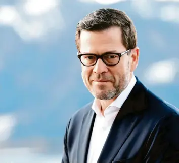  ?? Foto: Angelika Warmuth, dpa ?? Der frühere Bundesmini­ster Karl‰Theodor zu Guttenberg (CSU) aus dem fränkische­n Kulmbach – der sich jetzt wieder Doktor nennt – sorgt in der Hauptstadt nun wieder für Aufregung.