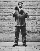 ?? Ai Weiwei/Divulgação ?? Sequência de fotos “Derrubando um Vaso da Dinastia Han”, do artista e ativista chinês Ai Weiwei, em ordem invertida