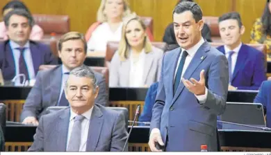  ?? J. CORCHERO / EP ?? El presidente de la Junta de Andalucía, Juanma Moreno, responde en una sesión de control en el Parlamento.