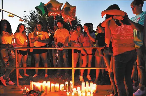  ?? AP ?? Estudiante­s recuerdan a Leilah Hernández, baleada junto a otras seis personas, en Odessa.