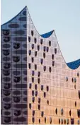  ?? Foto: Hendrik Schmidt, dpa ?? Die Glasfassad­e der neuen Elbphilhar monie in Hamburg stammt aus unserer Region.