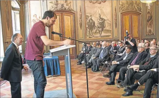  ?? KIM MANRESA ?? Joan Yago denuncia la penuria del teatro catalán ante Josep Massot i Muntaner y el resto de los premiados