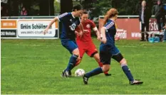  ?? Foto: Margit Messelhäus­er ?? In München mussten die Fußballeri­nnen des MTV Dießen (rotes Trikot) einen Rückschlag hinnehmen.