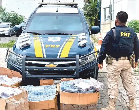  ?? PRF/ DIVULGAÇÃO ?? Ação da Polícia Rodoviária Federal em Feira de Santana, em 2022, durante grande apreensão de comprimido­s