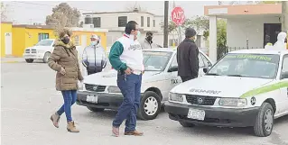  ?? ?? ■ El alcalde Roberto Piña, supervisó la sanitizaci­ón de las unidades de taxi.