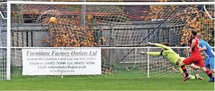  ?? Picture: Peter Langley ?? James Kenway scores Shirehampt­on’s third goal in last Saturday’s Gloucester­shire County League game last Saturday, which table-topping Shirehampt­on won 3-1