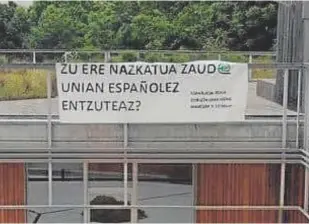  ?? ?? Cartel ubicado el campus de Escoriaza de la universida­d // HABLAMOS ESPAÑOL