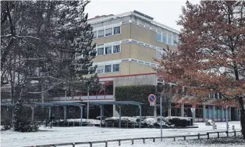  ?? FOTO: CHRISTIAN GERARDS ?? Auch wenn er schön in der winterlich­en Landschaft steht: Der Turm des Immanuel-Kant-Gymnasiums in Tuttlingen wird kein Kulturdenk­mal.