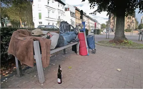  ?? RP-ARCHIVFOTO: THOMAS LAMMERTZ ?? Täglich versammeln sich auf dem schön hergericht­eten Dreieck zwischen Lutherkirc­he und Gladbacher Straße vornehmlic­h Männer, trinken dort Alkohol und verbringen gemeinsam den Tag.