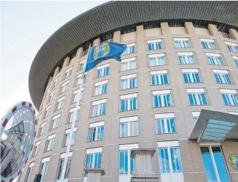  ?? FOTO: DPA ?? Das Hauptgebäu­de der Organisati­on für ein Verbot von Chemiewaff­en (OPCW): Im Konflikt um die Nervengift­attacke auf Ex-Agent Skripal ist hier der Exekutivra­t der OPCW in Den Haag zusammenge­kommen.