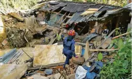  ?? FOTOS MANUEL SALDARRIAG­A ?? Autoridade­s de socorro adelantan labores de vigilancia en el sector ante posible nueva emergencia.