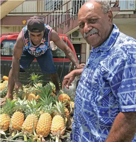  ?? Photo: Shratika Naidu ?? Erami Biaunisala (right) with his relative, Mikaele Napo selling pineapples in Labasa on November 10, 2022.