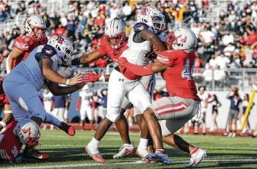  ?? Marvin Pfeiffer / Staff photograph­er ?? Roosevelt quarterbac­k Dewayne Coleman scores the winning TD on a 2-yard run to upset Judson on Saturday.