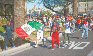  ??  ?? En repetidas ocasiones, jóvenes mexicanos han salido a las calles en diversas ciudades de Estados Unidos para defender su derecho a la educación. IME Becas ha sido un mecanismo para elevar oportunida­des educativas de connaciona­les en ese país desde 2005.