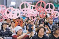  ?? LEE JIN-MAN/ASSOCIATED PRESS ?? Participan­ts attend a rally for a successful summit between President Donald Trump and North Korean leader Kim Jong Un and peace on the Korean peninsula near the U.S. Embassy in Seoul, South Korea on Saturday.