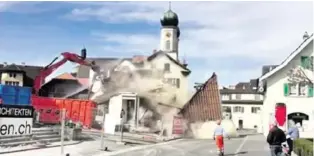  ?? LESERREPOR­TER ?? Teile dieses Hauses landeten beim Abbruch mitten auf der Strasse. Video: Sehen Sie die spektakulä­re Szene im Video auf 20minuten.ch