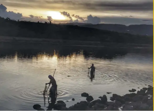  ?? PHOTO BY AMPER CAMPAÑA ?? TWILIGHT
MEN. Despite the stay-athome order imposed by the Cebu City Government as the city is still under enhanced community quarantine (ECQ), these two men brave to go outside their houses and wade in the waters off Barangay Inayawan to catch fish at dusk Thursday, July 2, 2020. Due to the increasing coronaviru­s disease 2019 cases, Cebu City’s ECQ status has been extended until July 15.