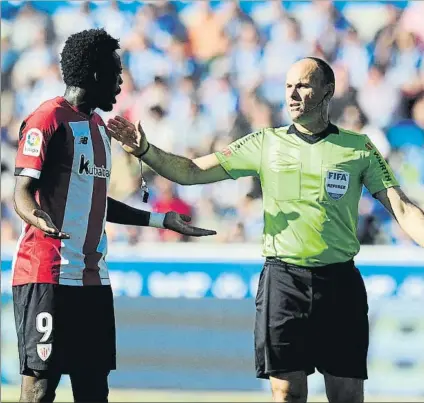  ?? FOTO: JUYAN ECHEVERRÍA ?? Mateu Lahoz El colegiado valenciano discute con Iñaki Williams durante el derbi de Mendizorro­tza