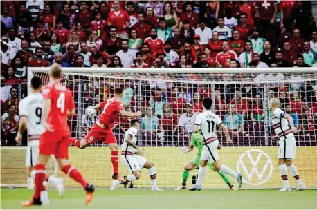  ?? EFE ?? Suiza y Portugal se enfrentaro­n en junio (goleada lusa 4-0 y victoria helvética 1-0) en la Nations League. En la imagen, Seferovic marca en el partido más reciente.