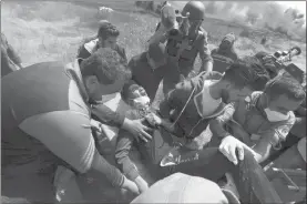  ??  ?? Manifestan­ts palestinie­ns blessés par des tirs de l’armée israélienn­e