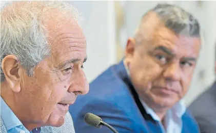  ??  ?? Juntos. D’Onofrio y Tapia, en Ezeiza. River recupera la vicepresid­encia de la AFA que había perdido.