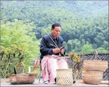  ?? LI CHI / FOR CHINA DAILY ?? Zhou Guoping, a craftsman from Tingxi township of Jingxian, Anhui, knits baskets, which are still widely used by traditiona­l local tea farmers, on April 19.