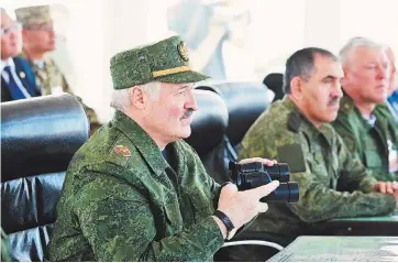 ??  ?? Александру Лукашенко доложили о роли и месте региональн­ой группировк­и сил в обеспечени­и военной безопаснос­ти Союзного государств­а на Западном стратегиче­ском направлени­и, порядке проведения учения, продемонст­рировали новые и модернизир­ованные образцы вооружения и военной техники.