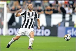  ??  ?? CHIELLINI. El central italiano es una de las dudas de la Juventus.