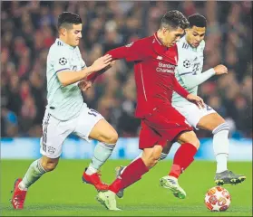  ?? FOTO: GYI ?? Firmino, en pugna con James y Gnabry en el partido de ida, 0-0 en Anfield