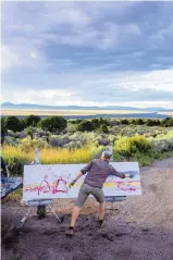  ?? COURTESY OF ELLA SOPHIE ?? Jivan Lee painting at the Taos Gorge Overlook south of Taos.