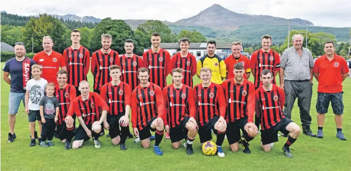 ?? 01_B34AAFC02 ?? Isle of Arran AFC pictured with sponsors for their historic first home game.