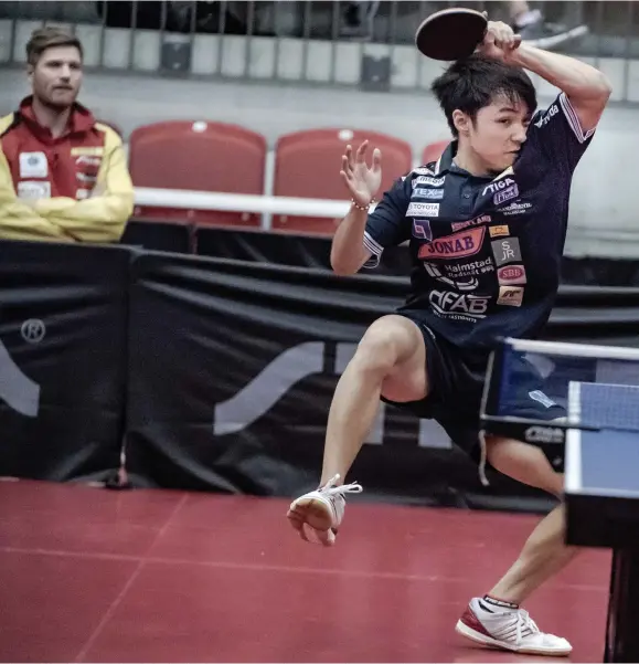  ??  ?? SPÄNNANDE DEBUTANT. Nye japanen Yuto Kizikuri inledde med att vinna sin debutmatch mot Daniel Kosiba, men sedan tog det roliga slut för Halmstad BTK mot Eslöv i premiären i Pingisliga­n.