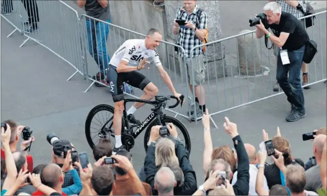  ??  ?? PRINCIPAL FAVORITO. Chris Froome saluda a los aficionado­s durante la presentaci­ón de un Tour de Francia 2017 donde aspirará a su cuarta victoria.