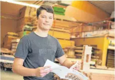  ?? FOTO: CLAUDIA PERUGINO ?? Philipp Straub ist ins Holzklötzc­hen-Geschäft eingestieg­en und damit ziemlich erfolgreic­h.