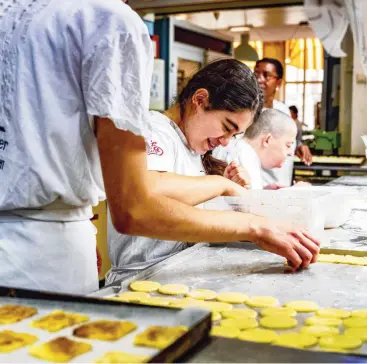  ?? ?? In de Bakkerswer­kplaats in Rotterdam werken mensen met een sociale of verstandel­ijke beperking.